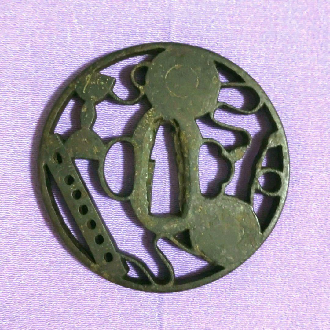 b3. 鼓と笛透し鐔　雅楽　和楽器　鉄地