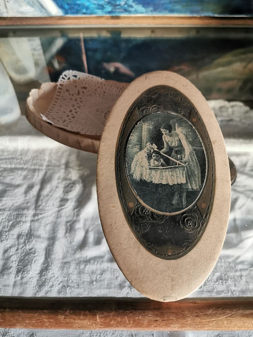 アンティーク フランス 揺り籠の赤ちゃんと母 花の金彩エンボス ドラジェボックス