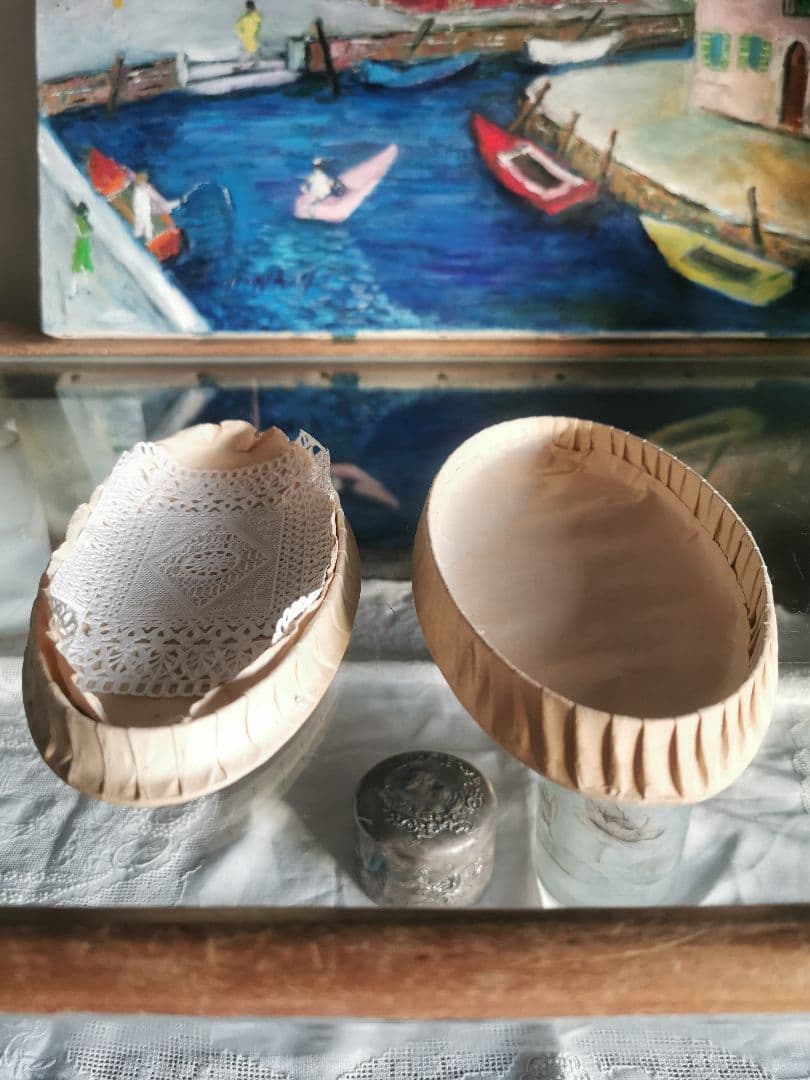 アンティーク フランス 揺り籠の赤ちゃんと母 花の金彩エンボス ドラジェボックス