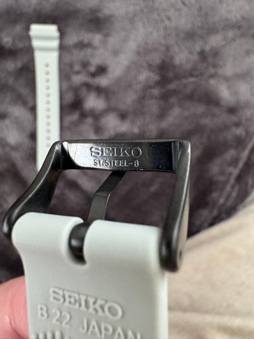 R*e様 SEIKO 純正ライトグレーシリコンラバーベルト取付幅22mmほぼ未使