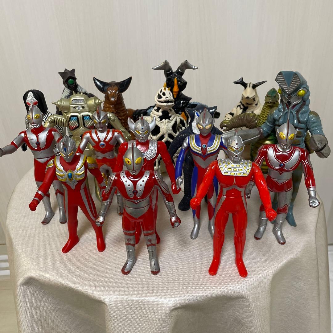 ウルトラマン　怪獣　フィギュア　18体セット （バラ売り不可）＋戦闘機
