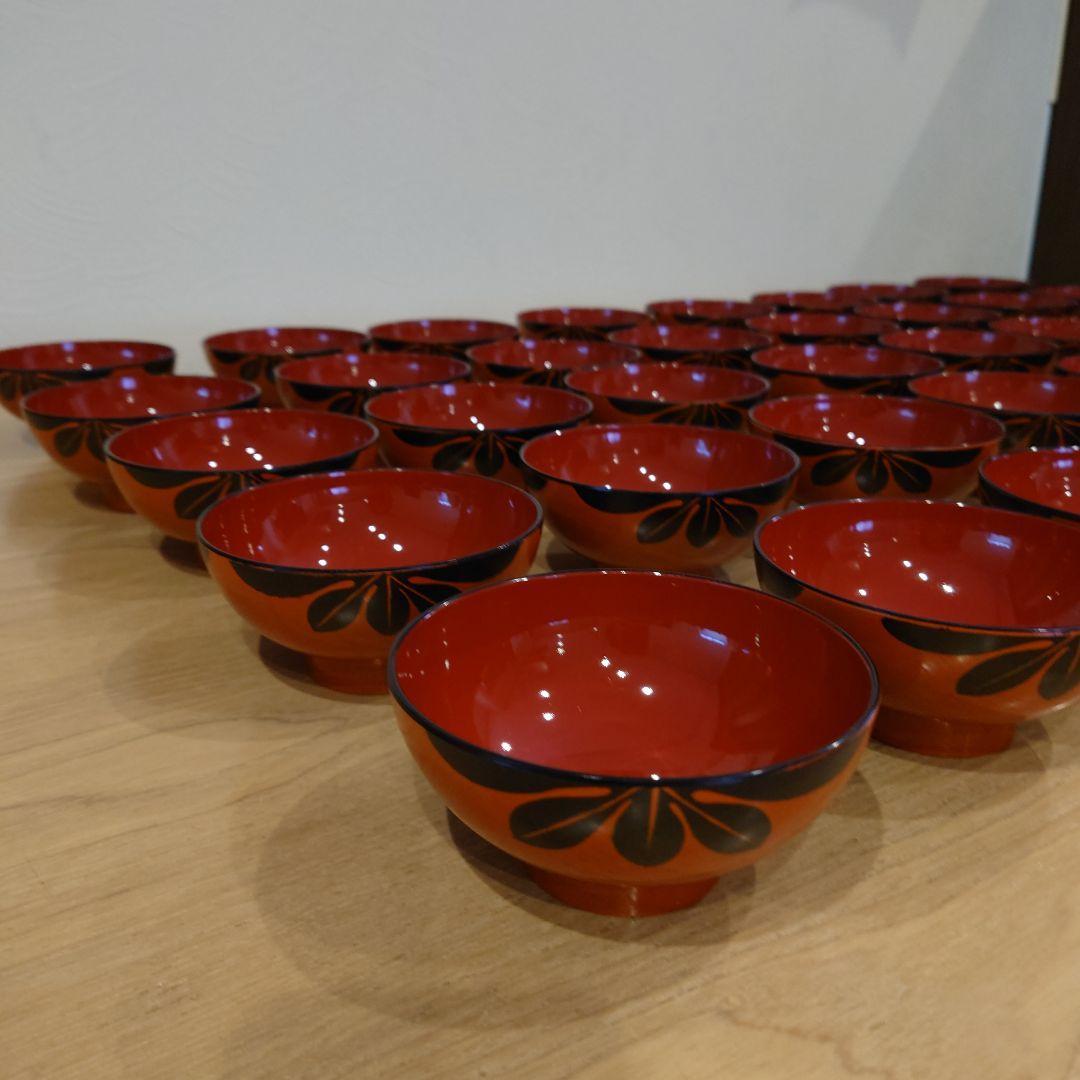 赤い漆器の椀（黒い花模様）40個セット
