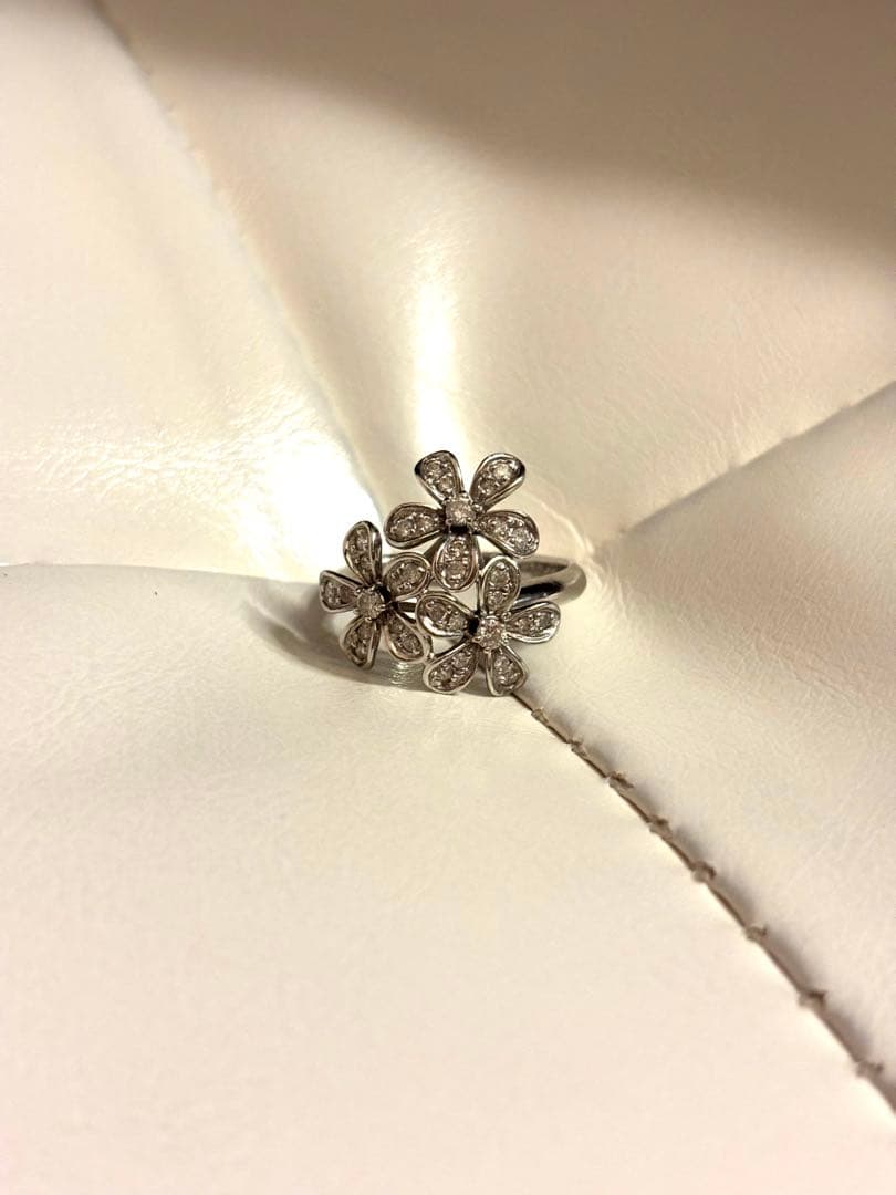 ホワイトゴールド　フラワー　ダイヤモンド　リング