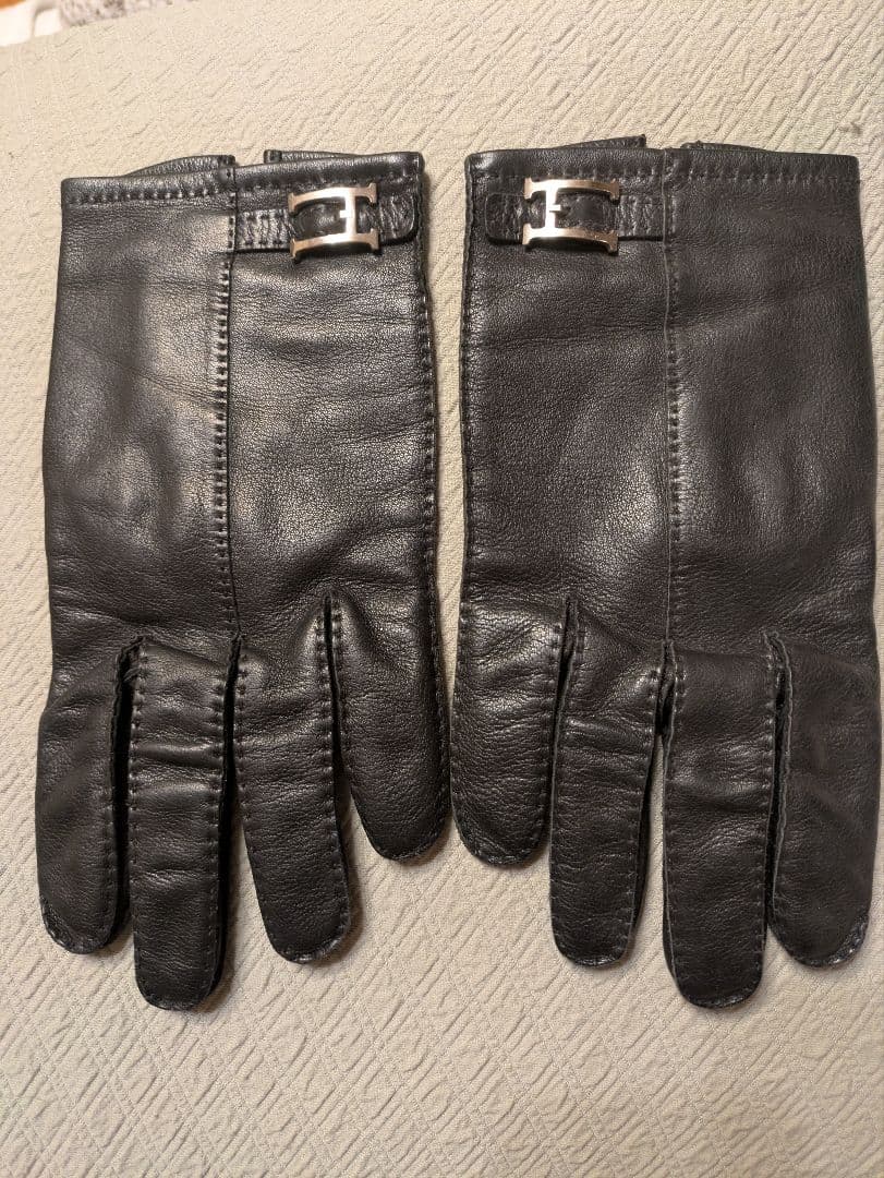 エルメス黒いレザー手袋 バックル付き