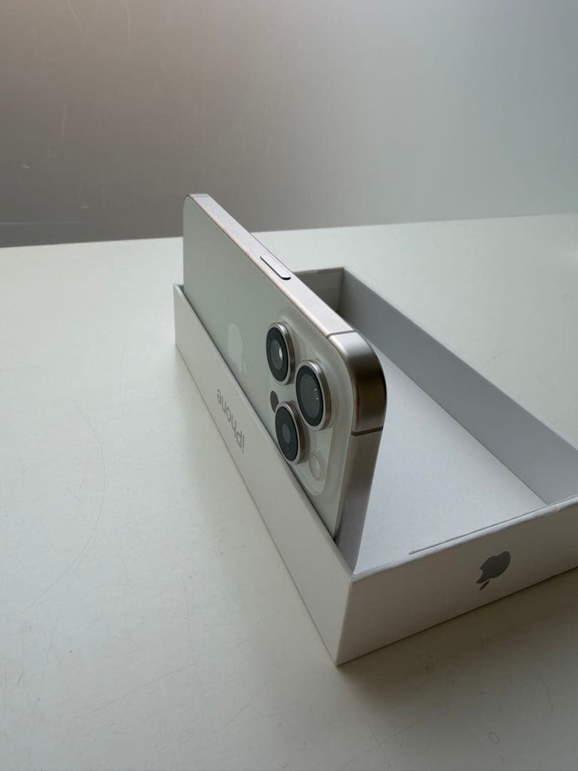 [美品] i phone 15 pro 256GB ホワイトチタニウム