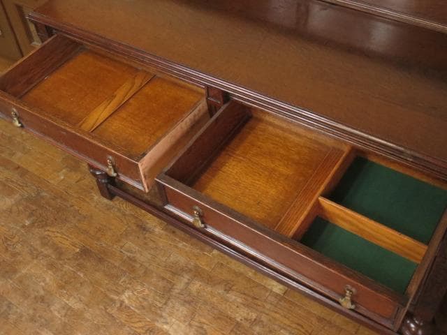 イギリス アンティーク オーク材 ブルボーズレッグ 彫刻 サイドボード 鍵付き