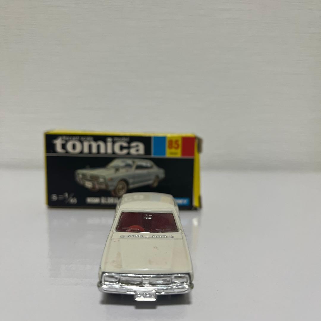 黒箱トミカ 85 Nissan Gloria 2000 1/65