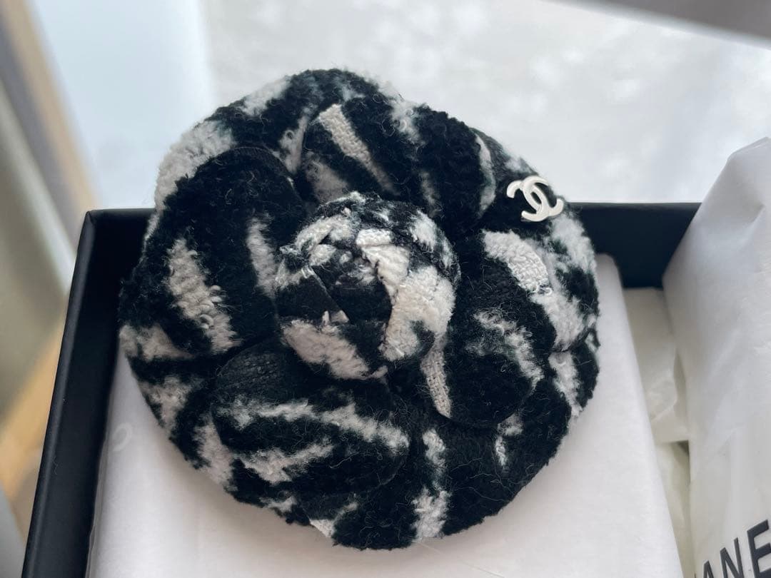 CHANEL　カメリア　ブローチ　ツイード　ロゴあり