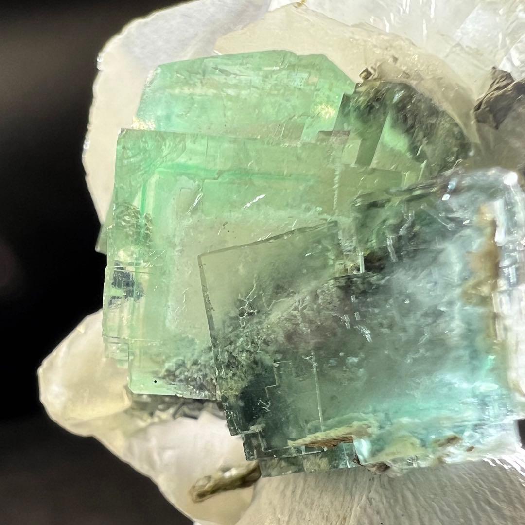 ヤオガンシャン産　カルサイト共生ブルーグリーンウィンドウフローライト