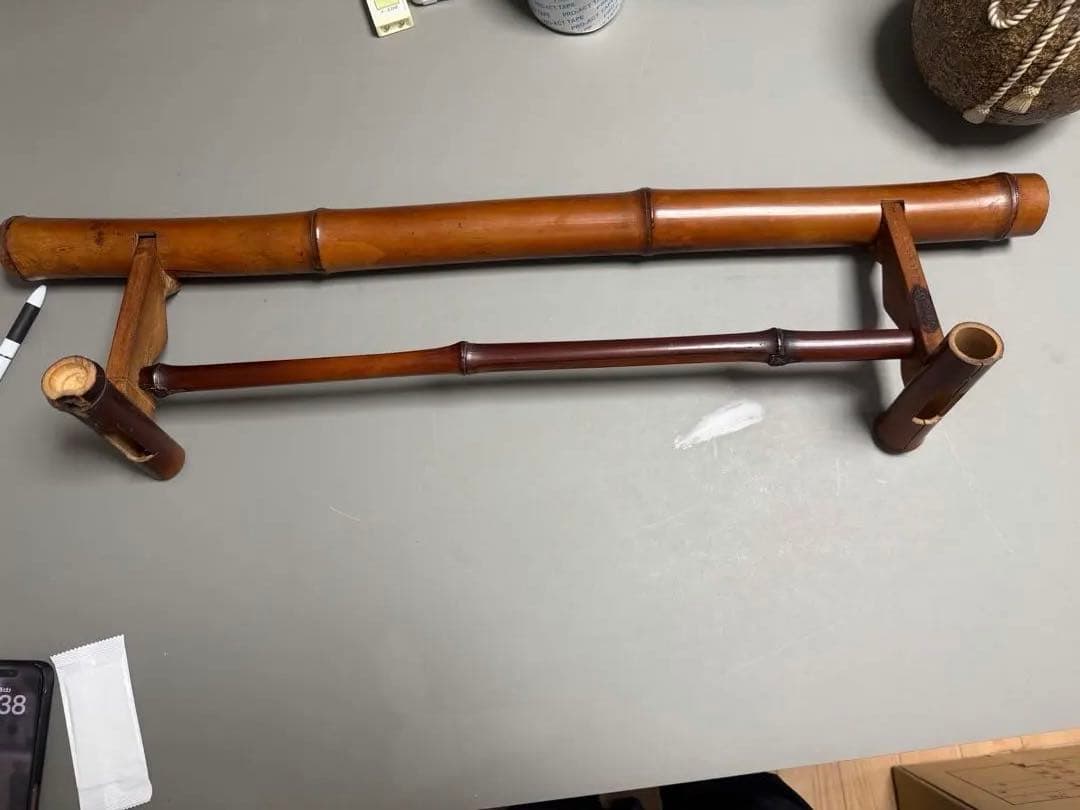 【中治作】竹製 刀掛け 一角 一本掛け 銘あり 煤竹調 伝統工芸 武具 時代道具