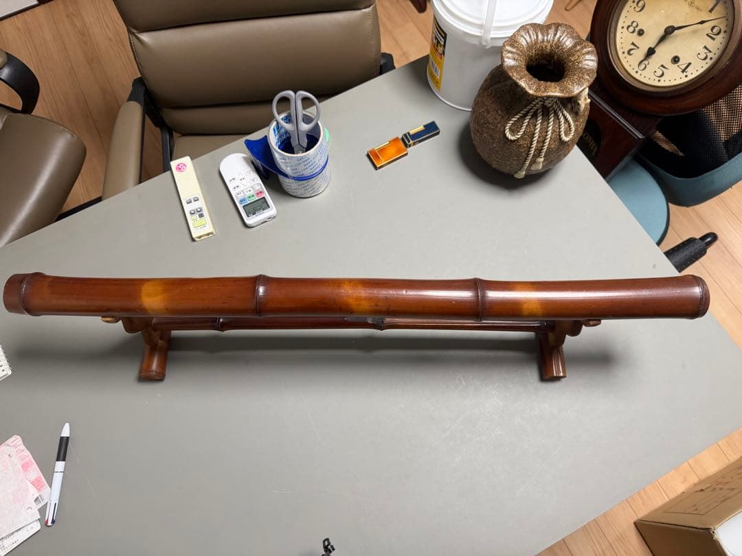 【中治作】竹製 刀掛け 一角 一本掛け 銘あり 煤竹調 伝統工芸 武具 時代道具