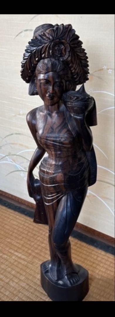 木製女性像 伝統的な彫刻