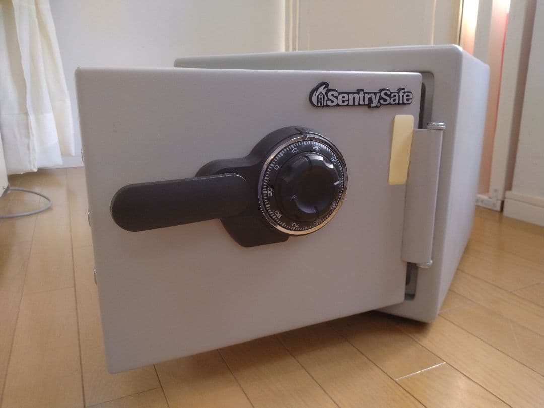 金庫　セントリーセーフ　ＪＦ０８２ＣＴSentry Safe　ダイヤル式　耐火