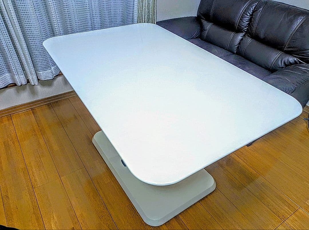 ニトリ！高さ調整可能なホワイトダイニングテーブル鏡面