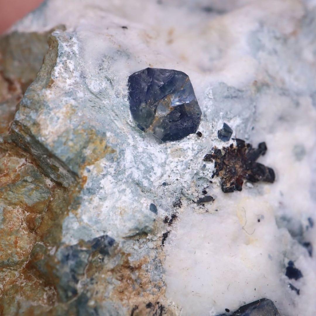 大きい！ベニトアイト ベニト石 271g BN282 鉱物 天然石 原石