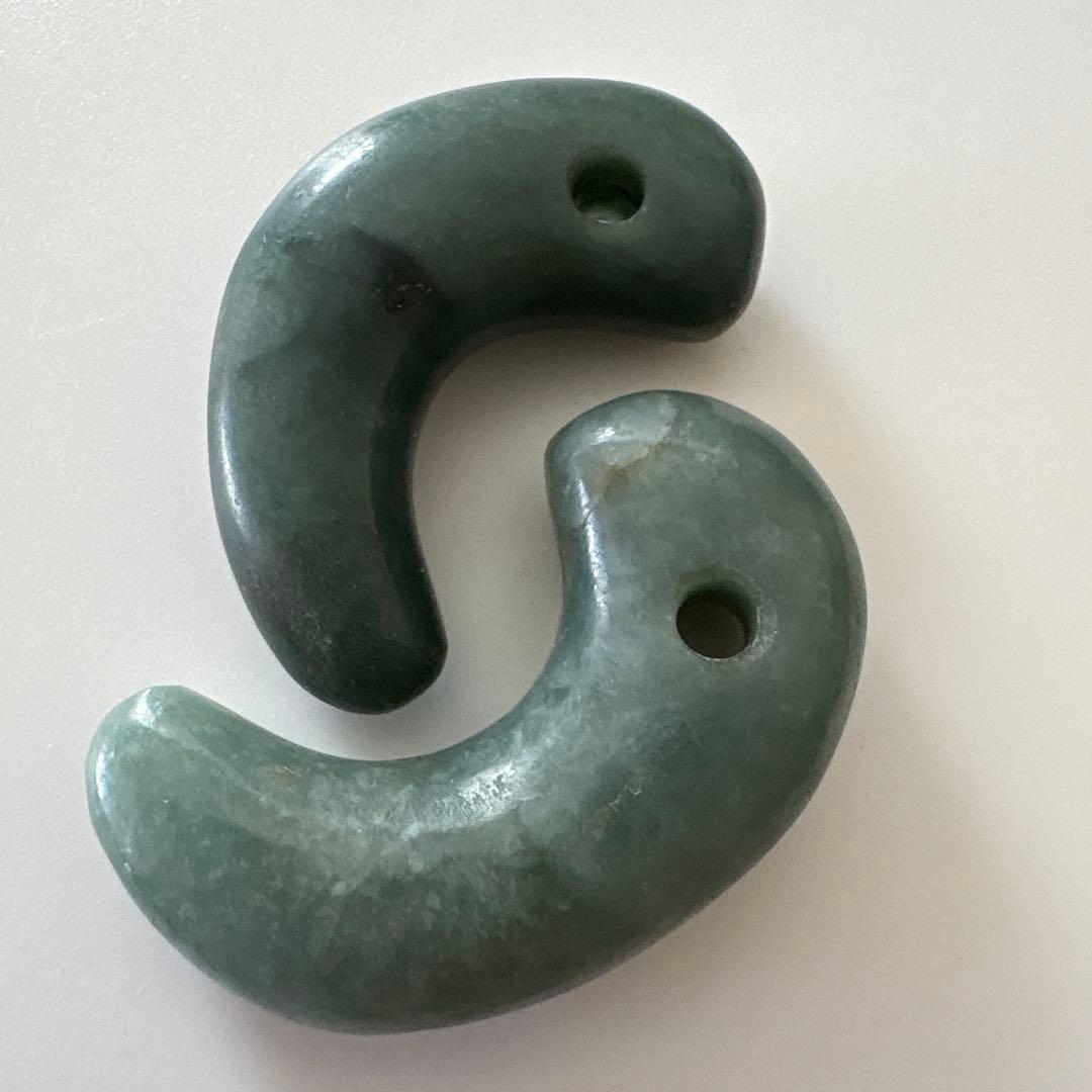 ヒスイ　勾玉二つ