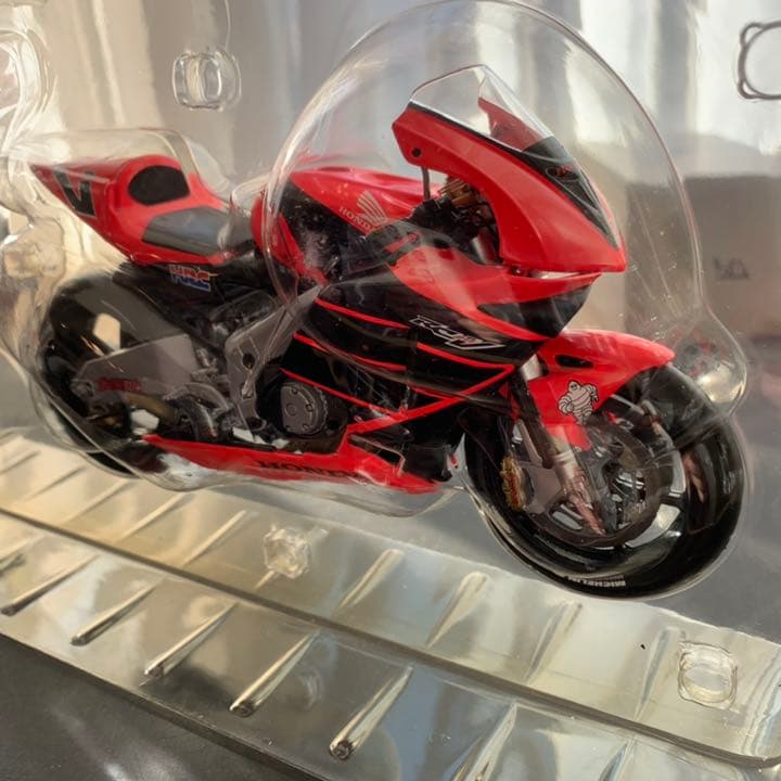 ミニチャンプス 1/12 ホンダ RC211V V.ロッシ バイク 2001