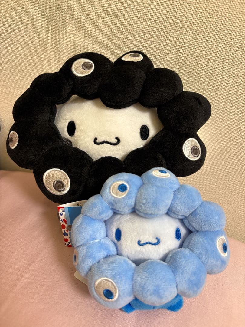 サンリオ ミャクミャク 推しカラー カラビナキーホルダー 黒ぬいぐるみ