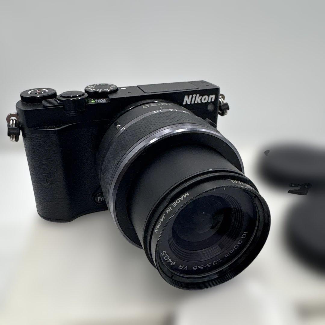 美品　Nikon 1 J5 ズームレンズキット シルバー