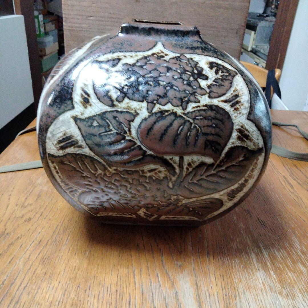 セール鉄釉刻花文の壺