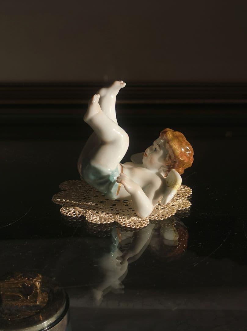 アンティークドイツポーセリン でんぐり返し子供天使 造形美フィギュリン レース付