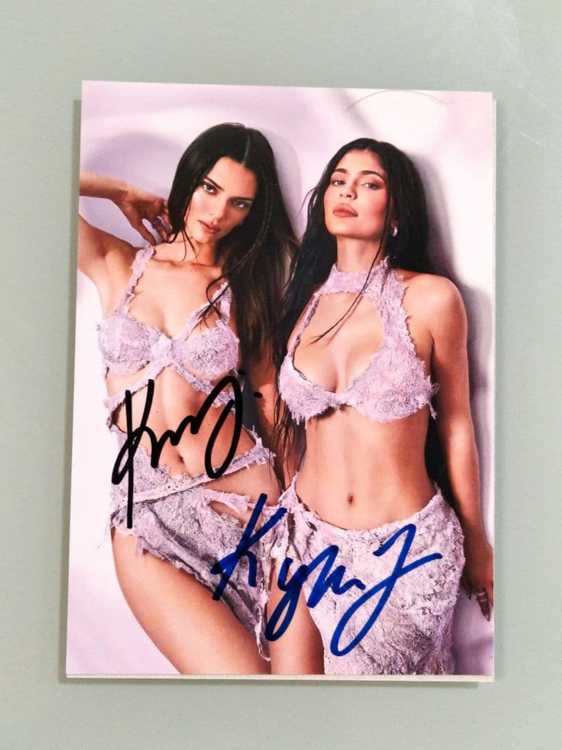ケンダル・ジェンナーとカイリー・ジェンナー直筆サイン入り2Lサイズ写真