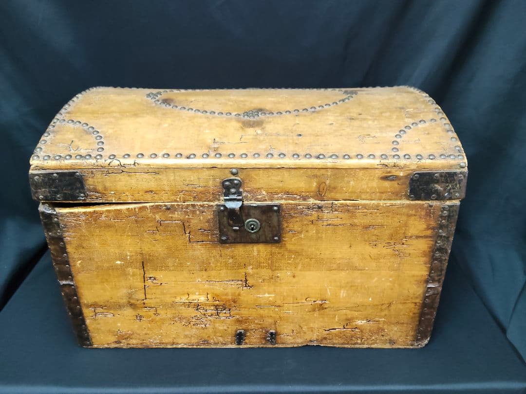 【雰囲気抜群】アンティーク トランク 木箱 ドームトップ 鋲打ち 宝箱 什器