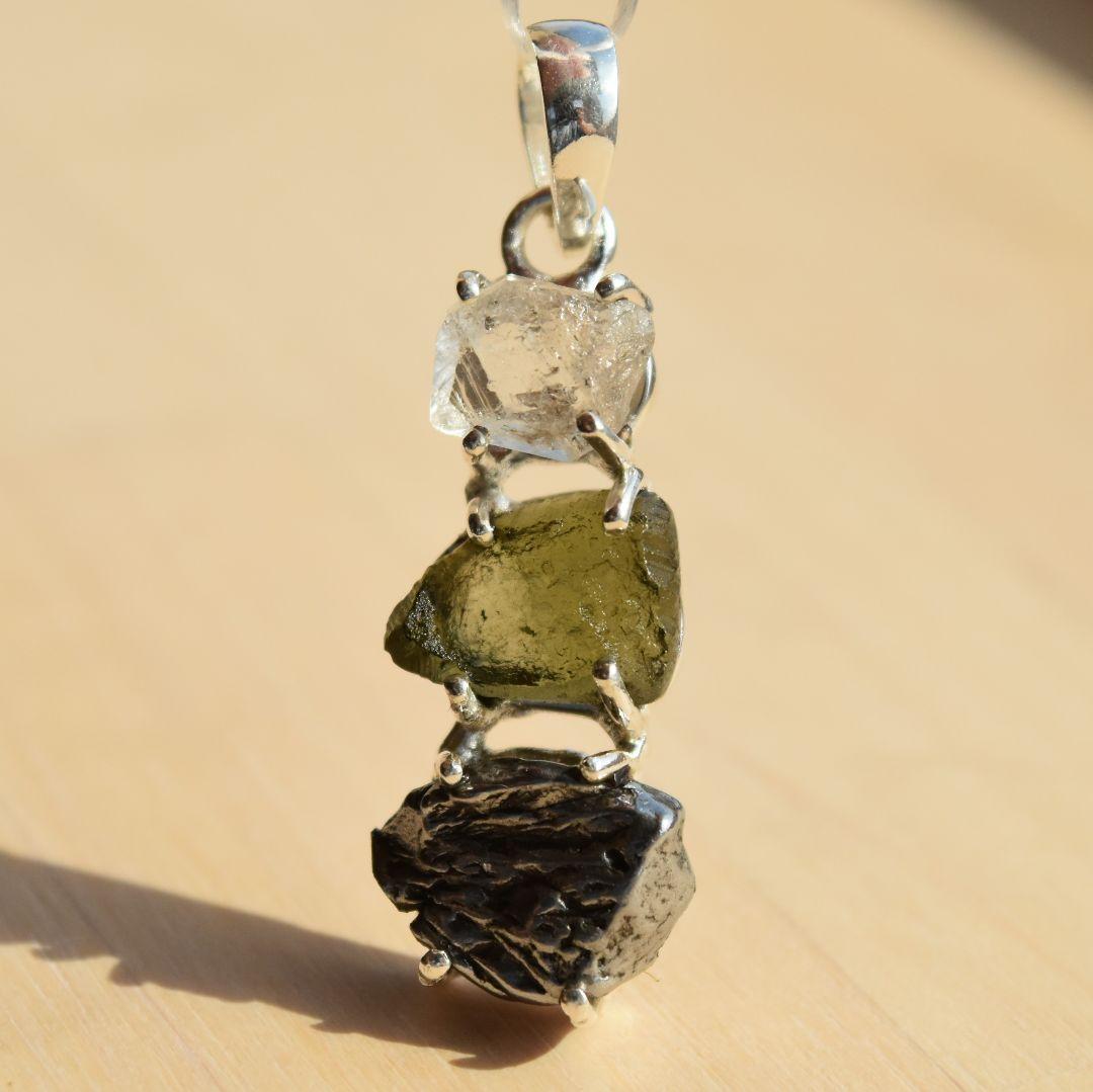 ハーキマーダイヤモンド、モルダバイト、カンポ・デル・シエロ隕石ペンダントトップ