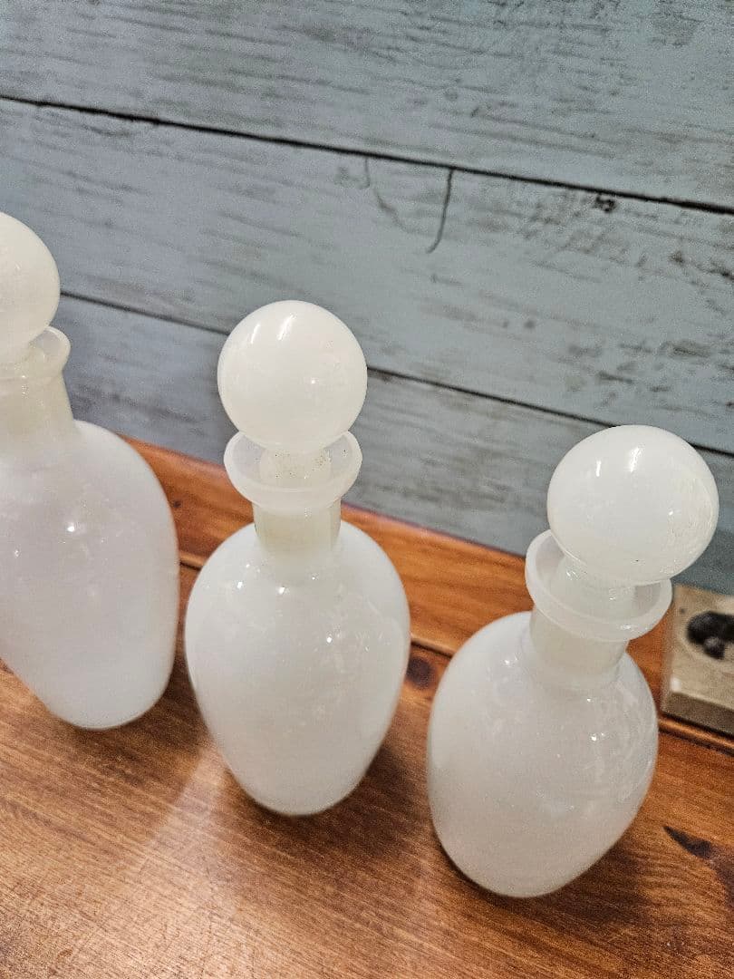 フランスアンティーク オパリンガラスの香水瓶 3本セット ボトル 蓋付き 花瓶