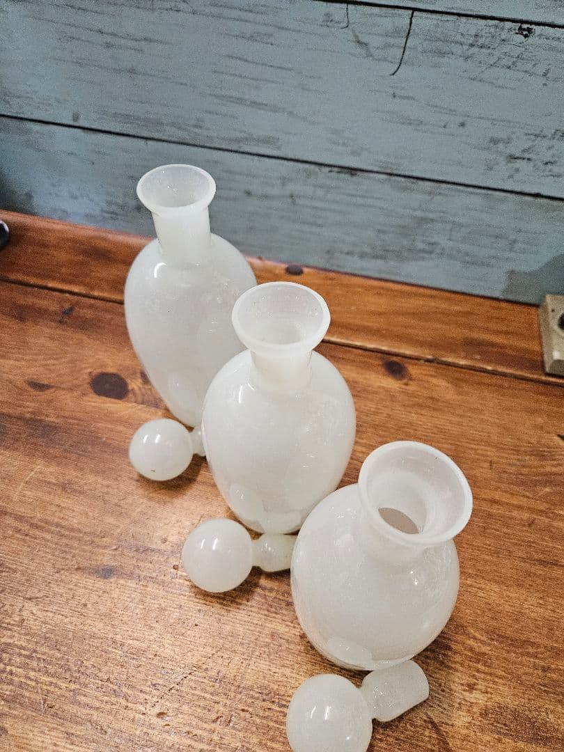 フランスアンティーク オパリンガラスの香水瓶 3本セット ボトル 蓋付き 花瓶