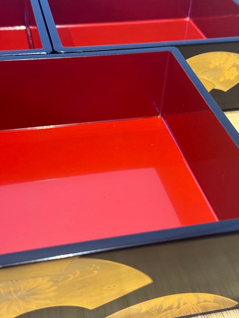 扇蒔絵 黒艶消内朱四段重箱 二枚蓋 共箱 丸に蔦 /茶懐石道具 会席 宴席 正月