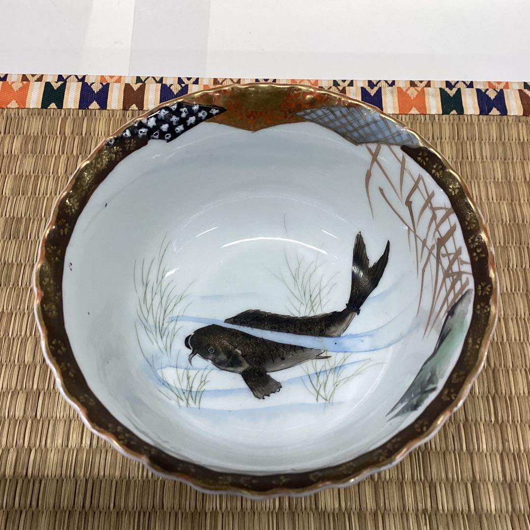 花と扇のデザインの陶器の器　九谷