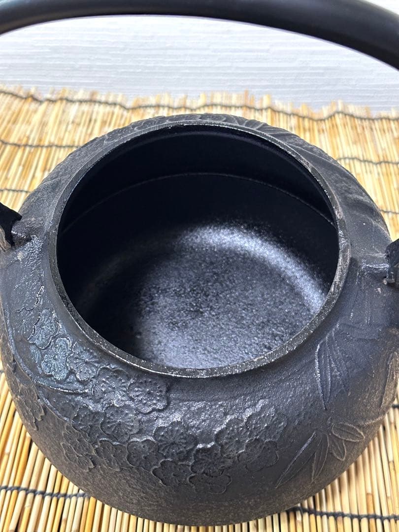 未使用品、付属品付　南部運南堂 鍋元造　松竹梅　２８型　大型鉄瓶　南部鉄瓶