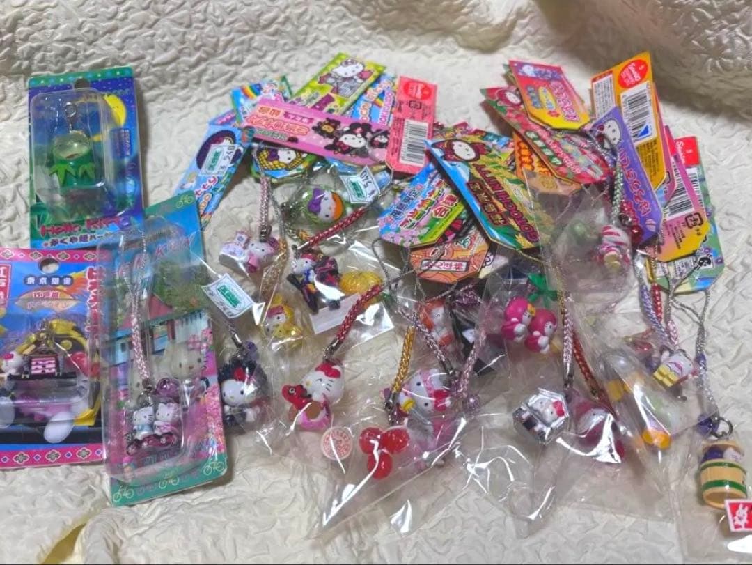 s*e様 ご当地ハローキティ 根付け　ストラップ チャーム　30個セット