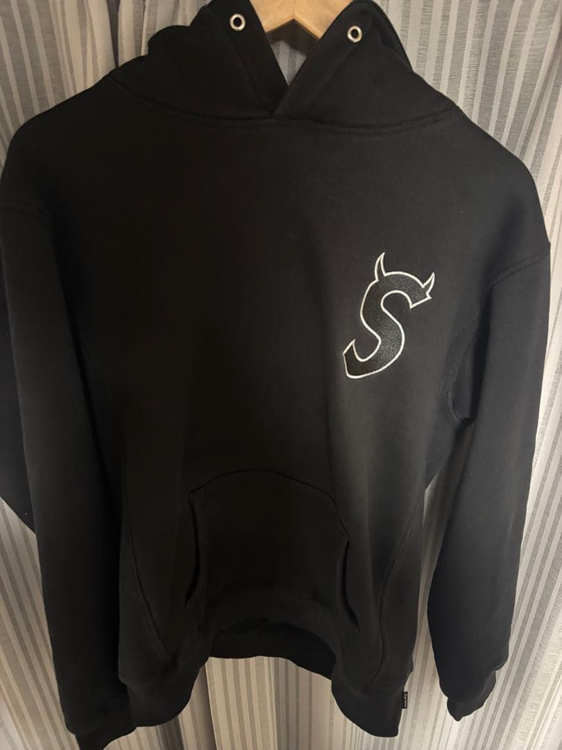 SUPREME 黒 Sロゴ ツノ パーカー M