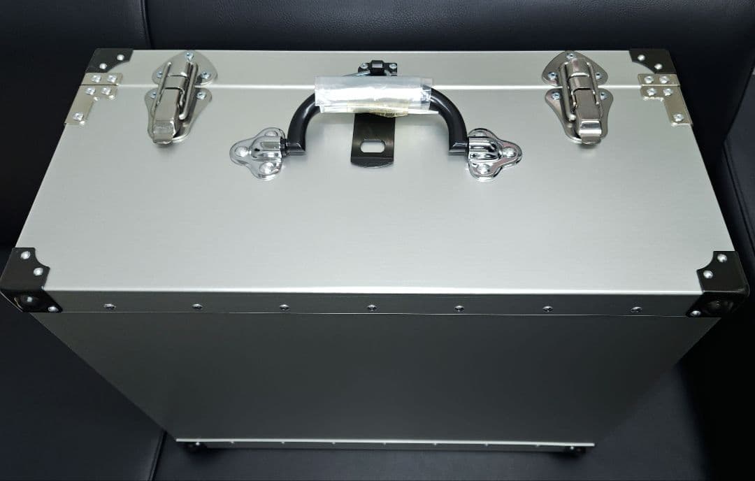 【未使用 美品】アルミ製アタッシュケース シルバー 軽量 頑丈 鍵付き ビジネス