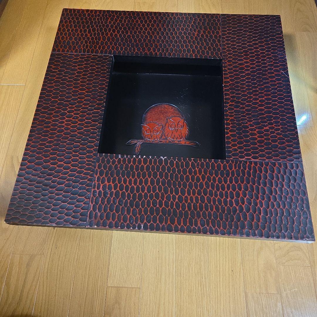 民芸調座卓ミニテーブル　赤と黒のフクロウ彫刻入り　中央に凹み有り ローテーブル