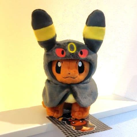 ポケモン ブラッキーのポンチョを着たイーブイ ぬいぐるみ ブラッキー イーブイ