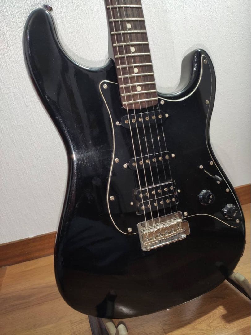 フェルナンデス　ブラックエレキギター ストラトキャスタータイプ