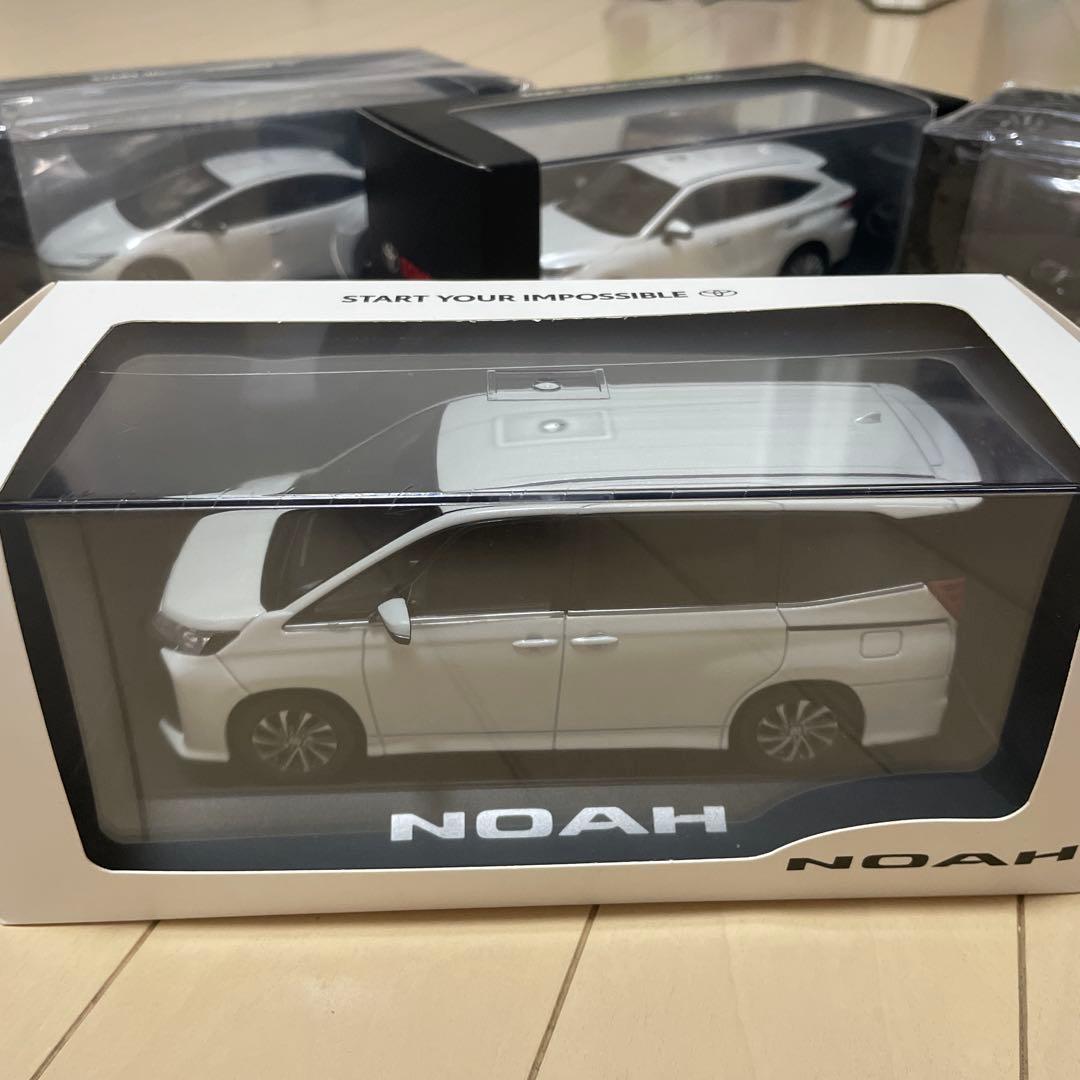 トヨタ NOAH ミニカー ホワイト