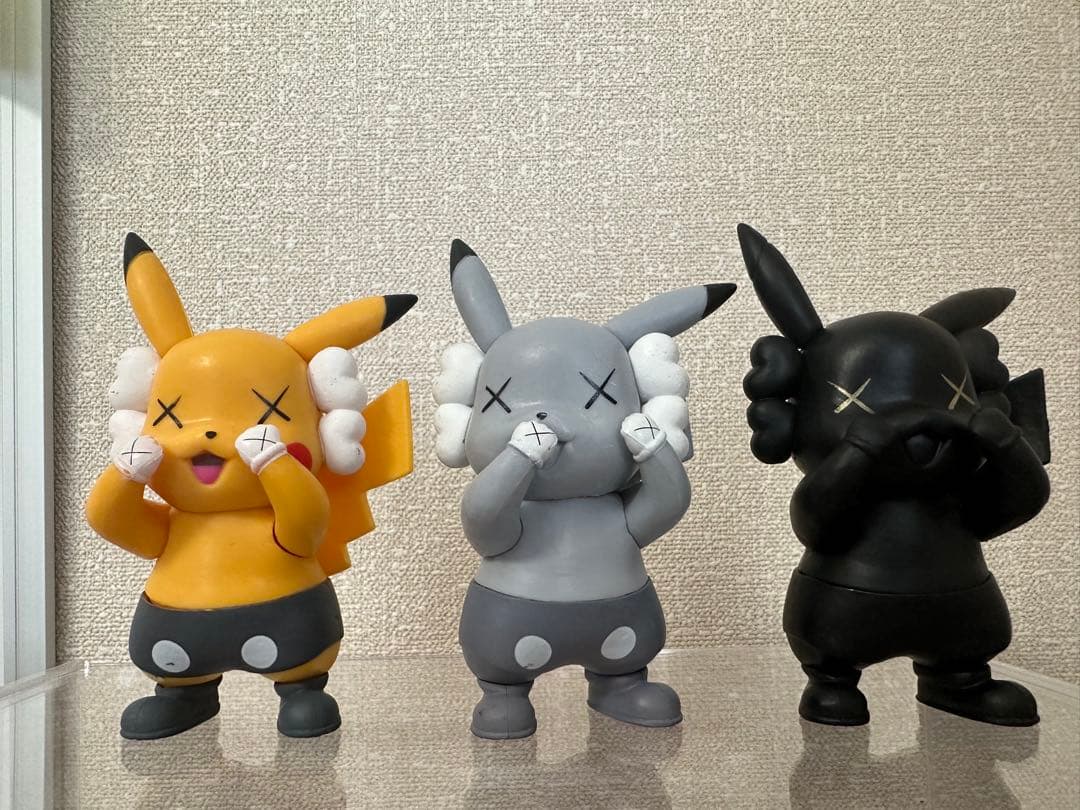 ピカチュウフィギュア　KAWS 3体セット