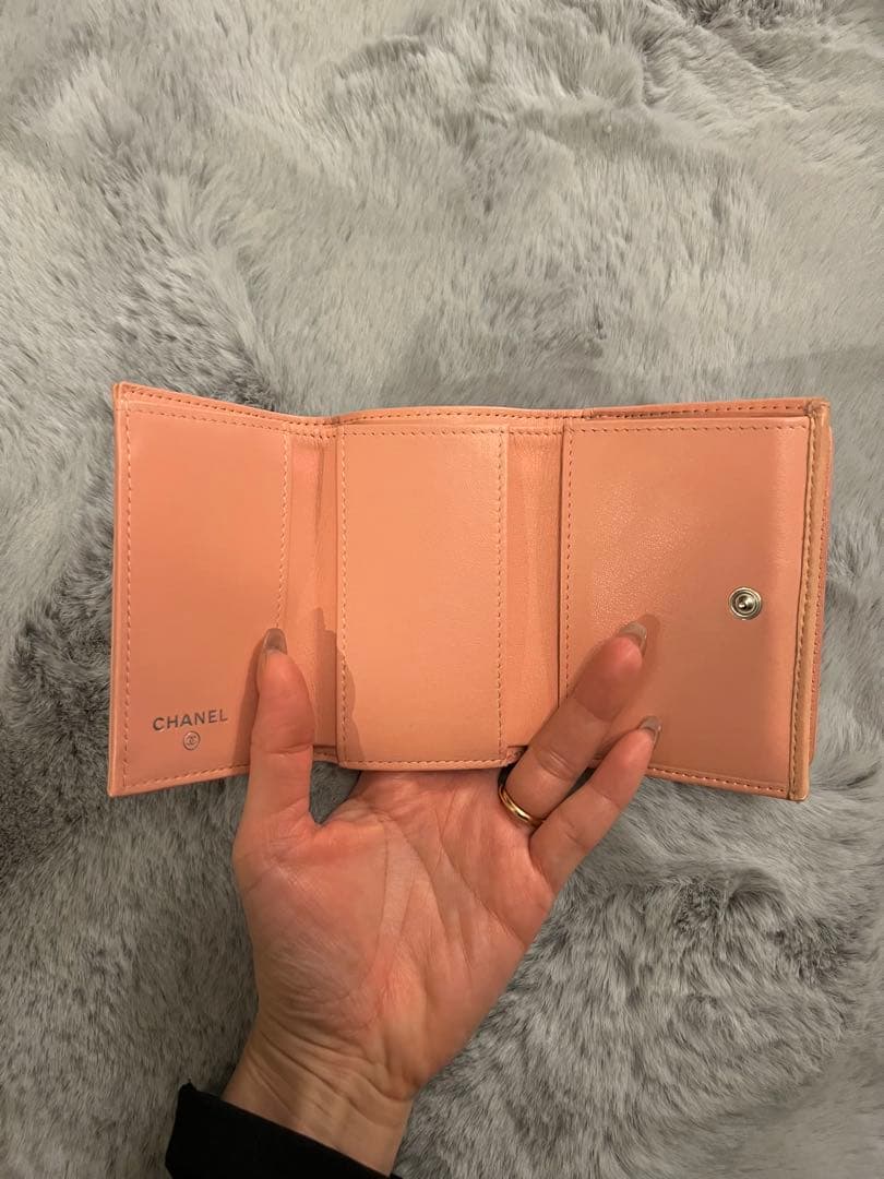 CHANEL 花柄エンボス 三つ折り財布