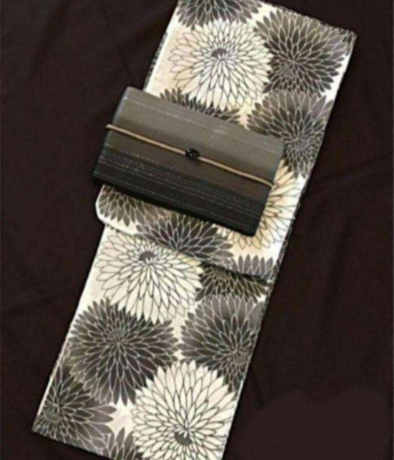 おまかせの黒半幅帯+お任せ帯締め+お任せ草履+お任せ下駄つき◆上品高貴な丸菊浴衣