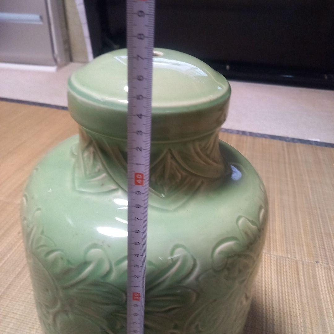 緑色の花彫刻付き蓋壺