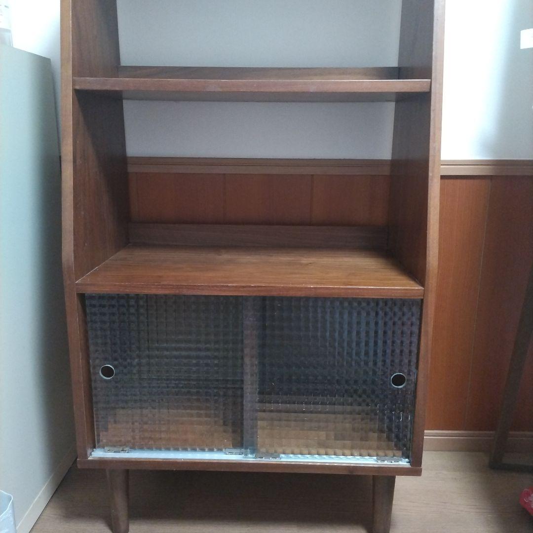 ブラウン木製キャビネット ガラス扉付き