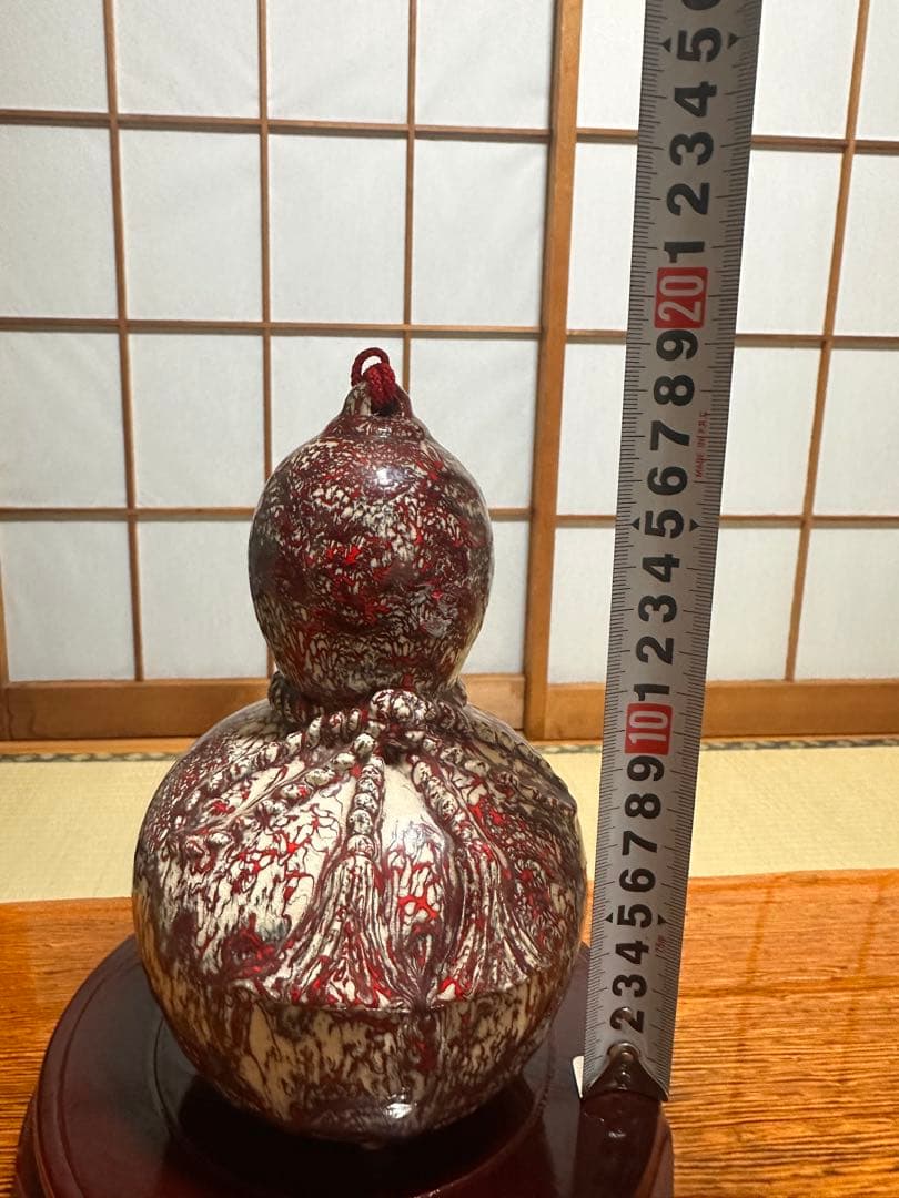 赤と白のひょうたん型陶器工芸品