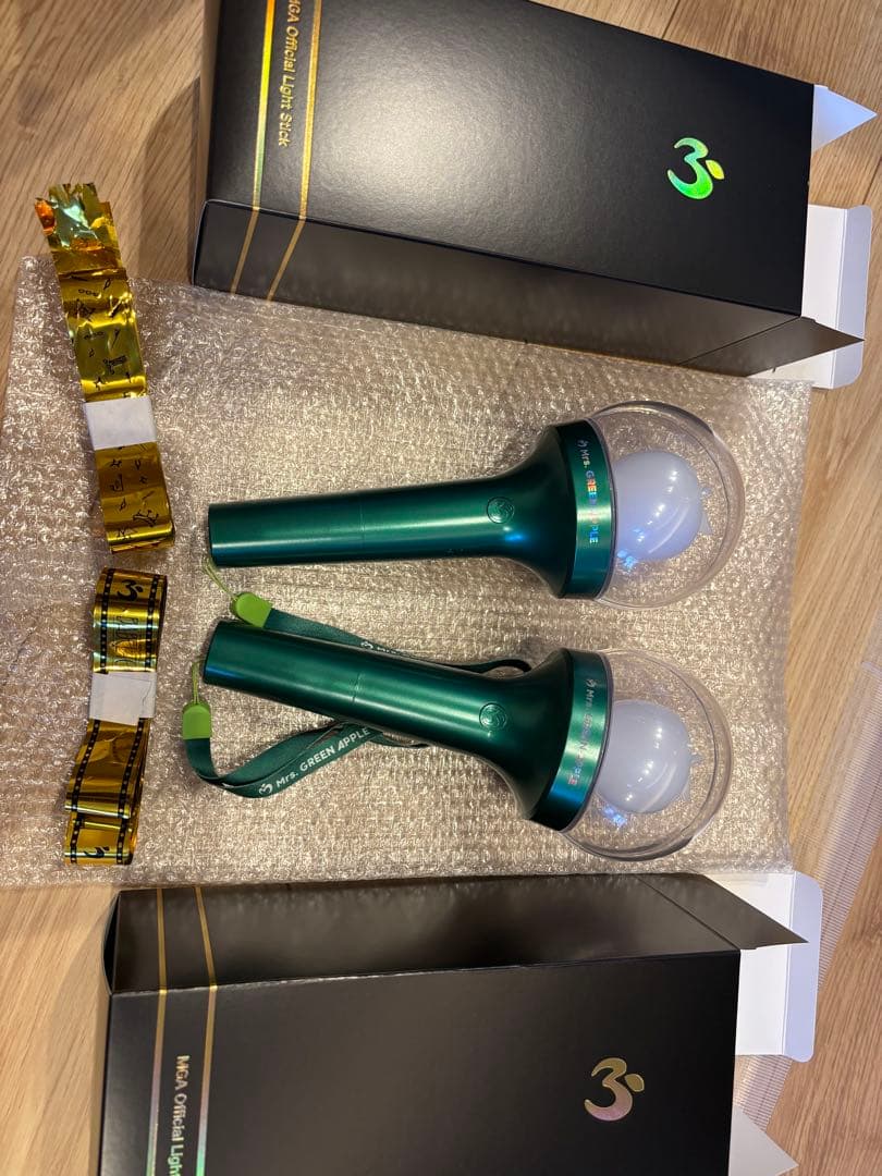 BABELTOHミセスMrs.GreenAppleペンライト2本　おまけ金テープ