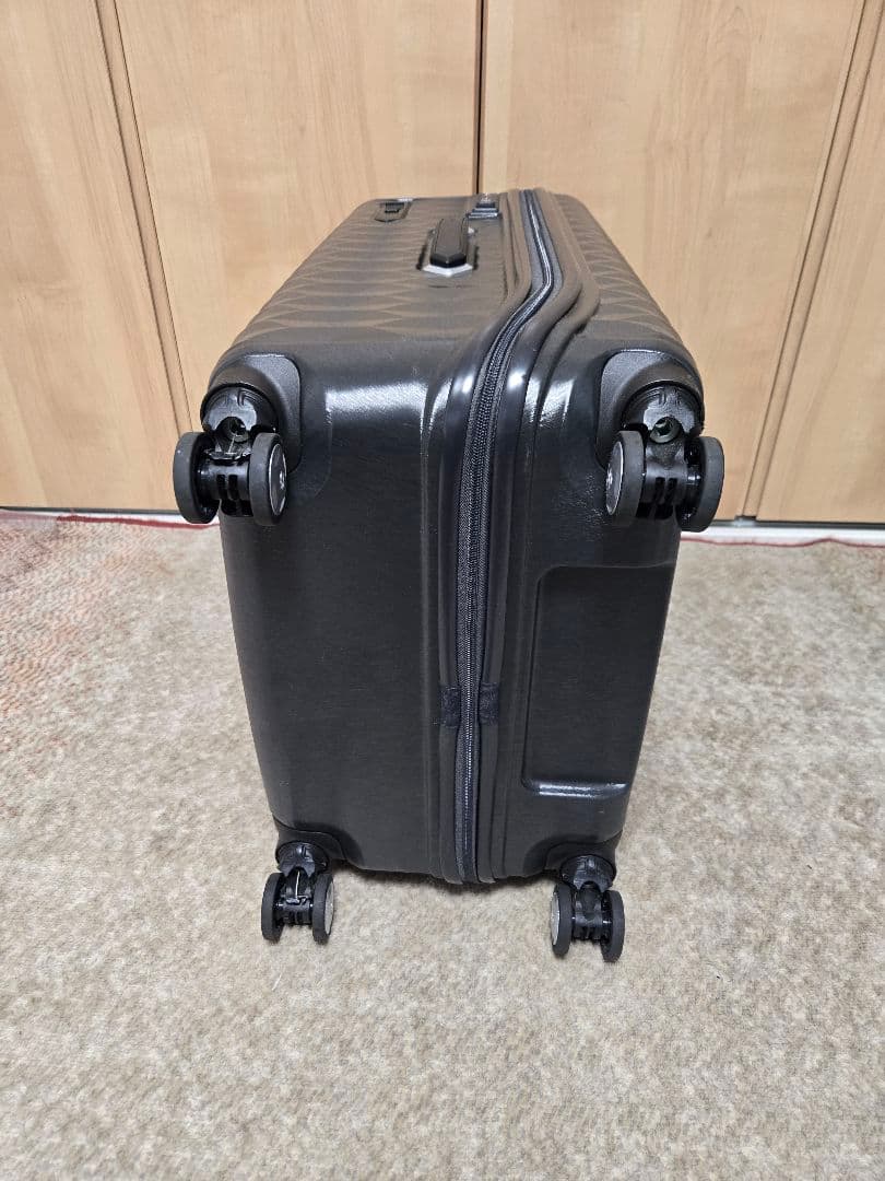 サムソナイト　ポリゴン　スーツケース