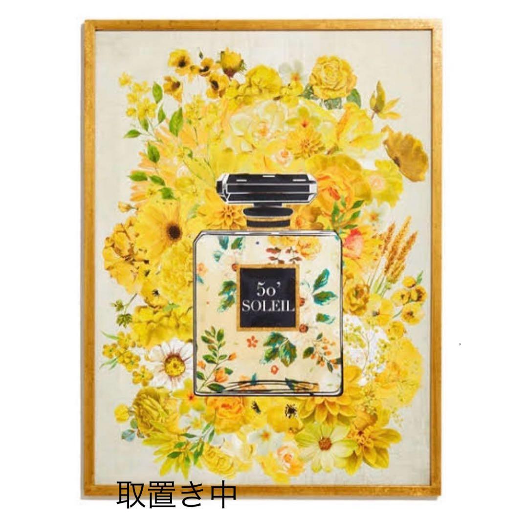 花と香水ボトルのアート作品