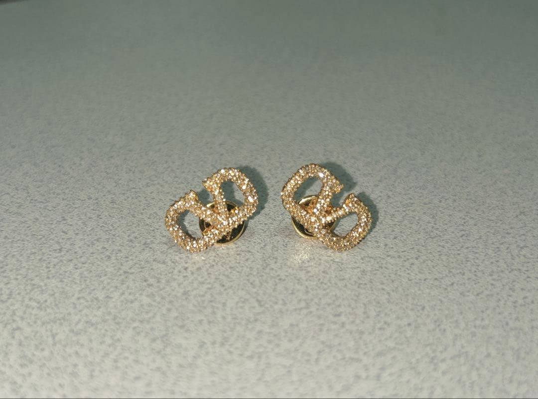 VALENTINO　Vロゴ　ピアス　ゴールド